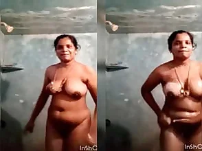 Naked breakthrough with wife’s friend – Sexy Malayali Bhabhi’s bath time accident